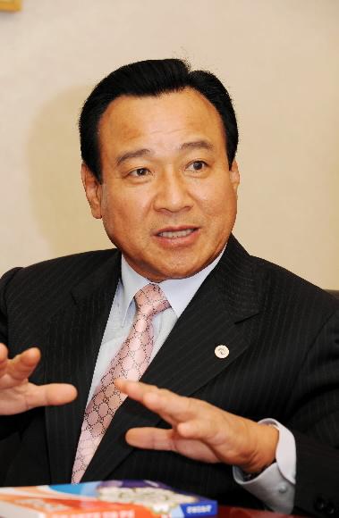 이완구 충남도지사가 1일 서울 한 호텔에서 가진 인터뷰에서 지방균형 발전문제로 김문수 경기지사와 갈등을 빚는 상황과 관련, 정치적·정책적 배경 등을 설명하고 있다. 류재림기자 jawoolim@seoul.co.kr