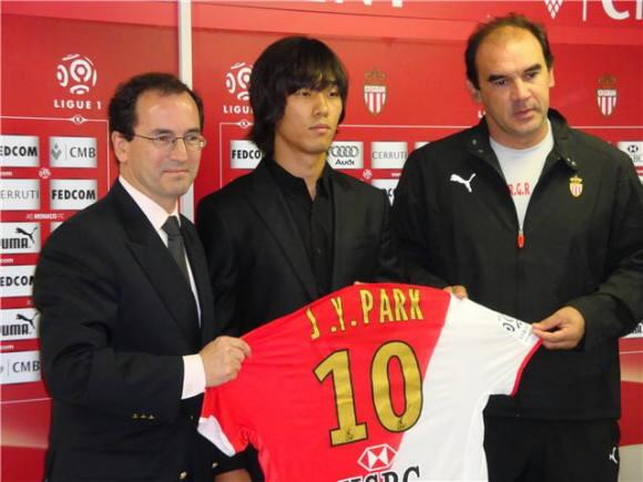 박주영(가운데)이 1일 프랑스 1부 리그 AS모나코 입단식에서 제롬 드 본탱(왼쪽) 사장과 히카르도 고메스 감독과 함께 포즈를 취하고 있다. FC서울 제공