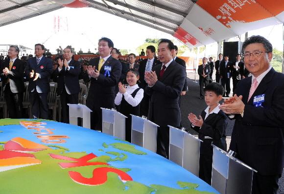 이명박(앞줄 오른쪽에서 세 번째) 대통령이 3일 울산시 SK에너지 공장의 제3고도화시설 준공식에 참석, 박수를 치고 있다. 울산 최해국기자 seaworld@seoul.co.kr