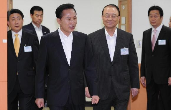 이명박 대통령이 4일 서울 세종로의 방송통신위원회 업무보고에 참석하기 위해 최시중(오른쪽) 위원장 등과 함께 회의장에 들어서고 있다. 최해국기자 seaworld@seoul.co.kr