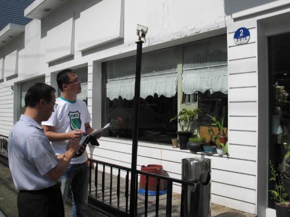 광주 남구 관계자들이 전자태그를 활용해 해당 건물에 설치된 모든 광고물 현황을 살펴보는 시연회를 갖고 있다.