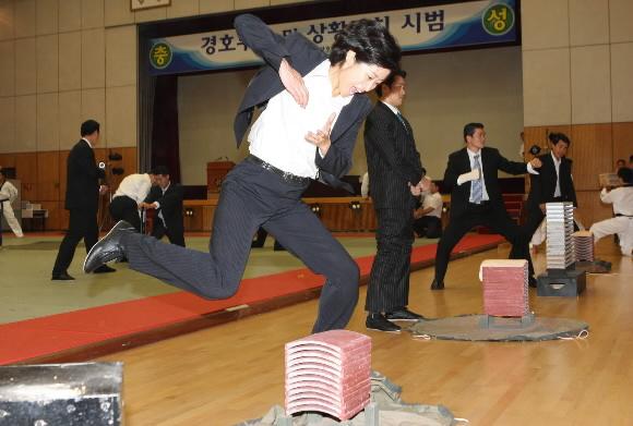 6일 청와대 연무관에서 열린 대통령 경호관 무도 시범에서 한 여성 경호관이 기왓장 격파를 시도하고 있다. 최해국기자 seaworld@seoul.co.kr