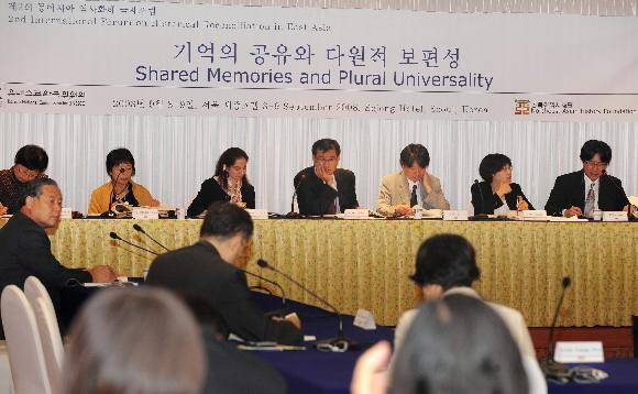 8일 서울 세종호텔 세종홀에서 열린 제2회 동아시아 역사화해 국제포럼에서 한국,미국,독일,일본,중국의 학자들이 다원적 역사이해의 가능성에 대해 논의하고 있다. 류재림기자 jawoolim@seoul.co.kr