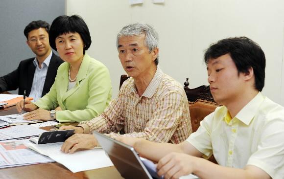 지난 5일 서울신문사 편집국 회의실에서 교과부 특별교부금의 문제점과 대안을 짚어보는 좌담이 열렸다. 왼쪽부터 정광모 희망제작소 연구위원, 박영아 한나라당 국회의원, 최홍이 서울시 교육위원, 이병국 함께하는시민행동 참여예산팀장. 도준석기자 pado@seoul.co.kr