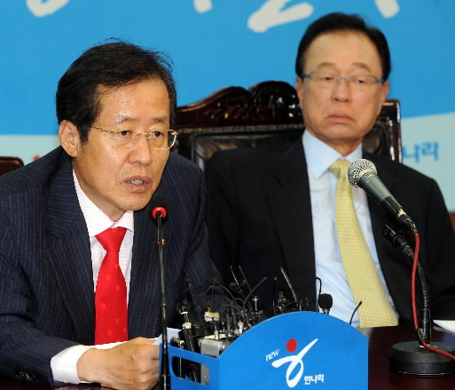 한나라당의 홍준표(왼쪽) 원내대표가 8일 서울 여의도 당사에서 열린 최고위원회의에서 인사말을 하고 있다. 오른쪽은 박희태 대표. 김명국기자 daunso@seoul.co.kr