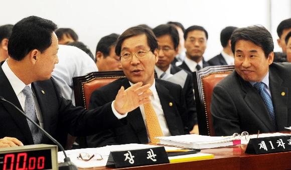 8일 열린 국회 문화체육관광방송통신위에서 유인촌(왼쪽) 문화체육관광부 장관이 김장실(가운데) 1·신재민 2차관과 답변을 숙의하고 있다. 김명국기자 daunso@seoul.co.kr