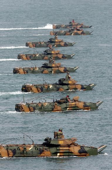 인천상륙작전 58주년인 9일 해병대사령부가 인천 월미도 앞바다에서 인천상륙작전을 재현하는 행사를 펼치고 있다. 도준석기자 pado@seoul.co.kr