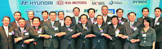 현대·기아차그룹은 9일 경기 화성시 롤링힐스에서 협력회사들과 공정거래협약을 맺었다. 김익환(앞줄 왼쪽에서 네번째부터) 기아차 부회장, 박상용 공정거래위원회 기업협력국장, 김기문 중소기업중앙회장 등 참석자들이 손을 맞잡고 있다. 현대·기아차그룹 제공