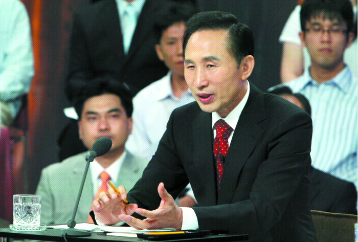 이명박 대통령이 9일 밤 열린 ‘대통령과의 대화’에서 패널들의 질문에 답변하고 있다. 최해국기자 seaworld@seoul.co.kr