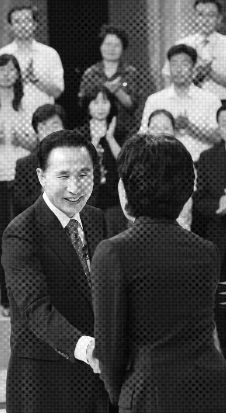 이명박 대통령이 9일 밤 KBS에서 열린 ‘대통령과의 대화’를 마친 뒤 사회를 맡았던 정은아 아나운서와 악수하고 있다. 최해국기자 seaworld@seoul.co.kr
