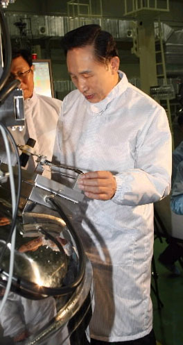 이명박 대통령이 10일 충남 천안의 중소기업 ㈜스마트에스를 방문, 정전기 방지복을 입고 생산라인을 둘러보고 있다. 최해국기자 seaworld@seoul.co.kr