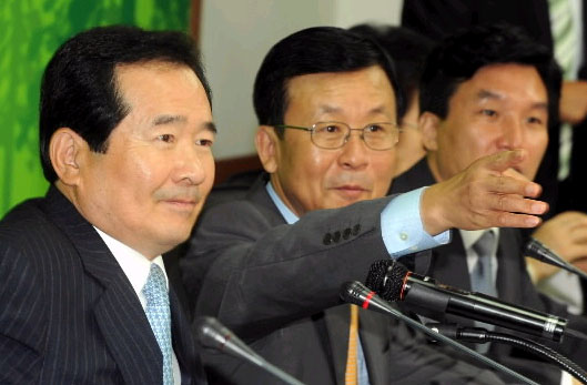 10일 새로 이전한 서울 여의도 당사에서 처음으로 열린 민주당 확대간부회의에서 정세균(왼쪽) 대표와 원혜영 원내대표가 대화를 나누고 있다. 이언탁기자 utl@seoul.co.kr