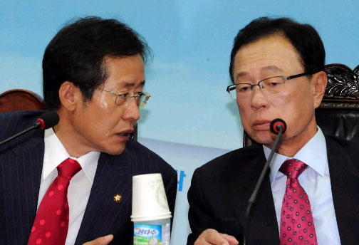 박희태(오른쪽) 한나라당 대표와 홍준표 원내대표가 10일 서울 여의도 당사에서 열린 최고중진연석회의에서 대화를 나누고 있다. 이언탁기자 utl@seoul.co.kr