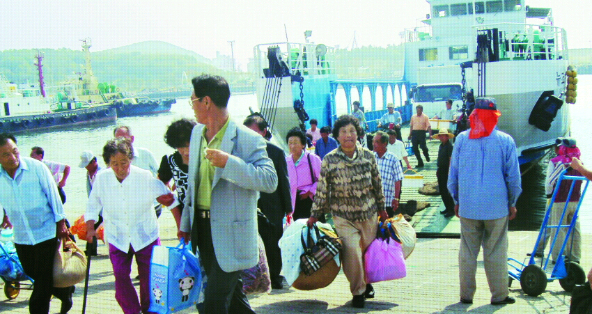 추석 귀향이 시작된 12일 신안 하의도와 장산도의 섬 주민들이 타고온 뉴조양페리호에서 내리고 있다. 주민들의 손에는 추석을 쇨 선물 꾸러미 등이 들려 있다. 목포 연안부두에는 이날 귀성객과 역귀성객이 늘어 명절 분위기가 물씬 풍겼다.