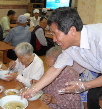 김종은 한길봉사회 회장이 추석을 앞둔 12일 낮에도 서울 서대문구 천연동 영천시장 뒤편 지하 급식소에서 노인 100여명에게 따뜻한 식사를 제공하고 있다.