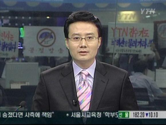 YTN노조는 16일 오후 1시 생방송 ‘뉴스의 현장’의 배경으로 나오는 20층 뉴스편집팀에서 ‘낙하산은 물러가라’는 구호가 적힌 손팻말 등을 들고 구본홍 사장 반대 침묵시위를 벌였다.