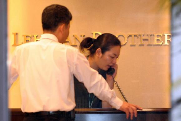 다급한 리먼 서울지점  미국 투자은행 리먼 브러더스가 파산보호 신청을 한 가운데 16일 오후 서울 소공동 리먼 브러더스 서울지점에서 한 직원이 외부에서 걸려오는 전화를 다급하게 받고 있다. 정연호기자 tpgod@seoul.co.kr