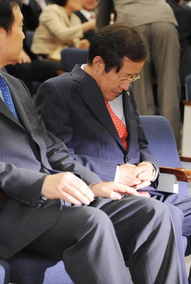 추경예산안 처리 실패 책임을 지고 사의를 표명한 홍준표 한나라당 원내대표가 16일 국회에서 열린 비공개 의원총회에서 고개를 떨군 채 앉아 있다. 이언탁기자 utl@seoul.co.kr
