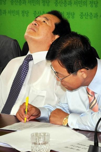 정세균 민주당 대표가 16일 국회 대표실에서 열린 기자간담회에서 의원들이 전하는 추석 민심을 들으며 허공을 바라보고 있다. 이언탁기자 utl@seoul.co.kr