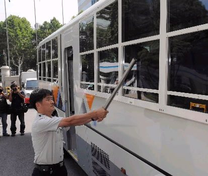 한 경찰관이 17일 서울 서대문구 미근동 경찰청에서 경찰버스에 철망 대신 부착한 폴리탄산에스테르(PC) 창문의 강도를 확인하기 위해 쇠파이프로 창문을 내려치고 있다. 이호정기자 hojeong@seoul.co.kr