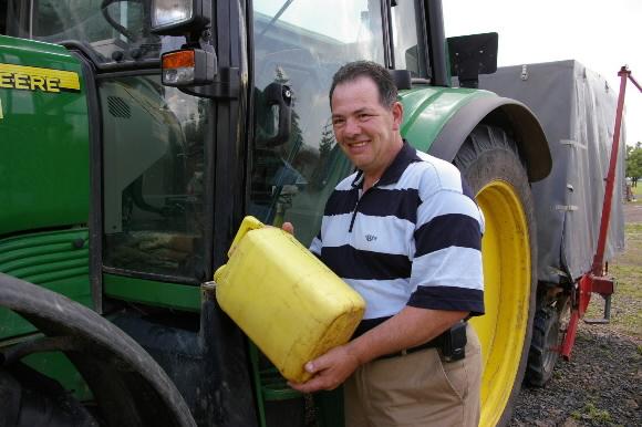 독일 헤센주 카르벤 시에서 대규모 농장을 운영하는 농민 에카르트 가우터린이 트랙터에 자신이 직접 만든 바이오디젤을 넣고 있다. 프랑크푸르트(독일) 류지영 특파원superryu@seoul.co.kr