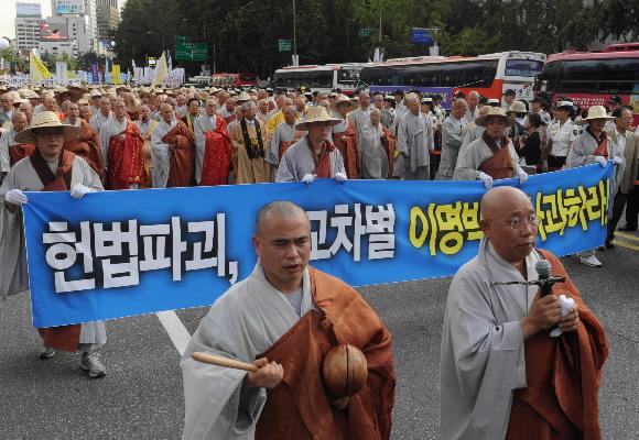 지난달 27일 서울시청앞 서울광장에서 27개 불교 종단의 스님, 신도가 함께 참여한 범불교도대회가 끝난 뒤 스님들이 조계사까지 거리행진을 하고 있다. 서울신문 포토라이브러리