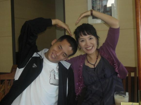 자폐 수영선수 진호가 그가 가장 좋아하는 연예인인 하희라씨와 함께 ‘하트’ 모양을 그려보이고 있다.