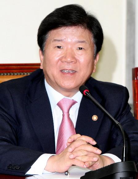 ●박병석 민주당 정책위의장  ▲대전(56) ▲성균관대 법학과 ▲중앙일보 경제부장 ▲서울시 정무부시장 ▲새천년민주당 대변인 ▲국회 정무위원장 ▲16,17,18대 의원