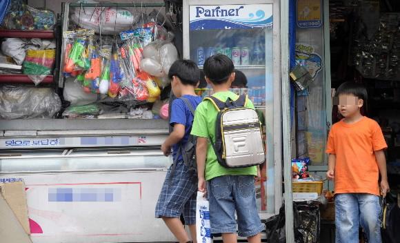 멜라민 공포가 확산되고 있지만 국내에서 판매되는 과자류에는 원료의 원산지가 제대로 표시돼 있지 않다. 하지만 22일 서울시내 한 초등학교 근처 문구점 앞에서는 군것질을 하려는 학생들이 서성이고 있다. 정연호기자 tpgod@seoul.co.kr