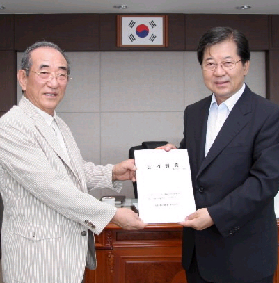장학구(왼쪽) 이천시립월전미술관장이 500억원 상당의 부동산을 이천시에 기부하고 조병돈 이천시장에게 등기권리증을 전달하고 있다. 이천시 제공