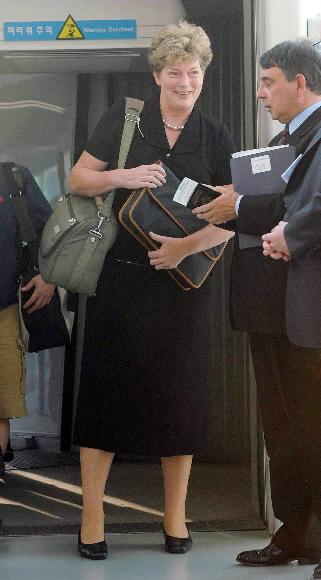캐슬린 스티븐스 신임 주한 미국대사가 23일 오후 인천국제공항을 통해 입국하고 있다. 첫 여성 주한 미국대사인 스티븐스 대사는 이명박 대통령에게 신임장을 제출한 뒤 공식활동을 시작한다. 이호정기자 hojeong@seoul.co.kr