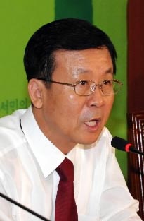 민주당의 원혜영 원내대표가 23일 원내대책회의에서 정부와 여당이 발표한 종부세 개편안을 비판하고 있다. 이언탁기자 utl@seoul.co.kr