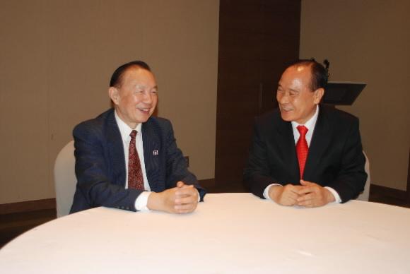 쉬둔신(왼쪽) 전 주일중국대사와 김한규 21세기 한·중교류협회 회장이 23일 서울프라자호텔에서 대담을 나누다가 환하게 웃고 있다. 류재림기자 jawoolim@seoul.co.kr