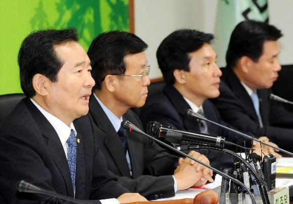 민주 “종부세 개편 반대” 민주당의 정세균 대표가 24일 여의도 당사에서 열린 확대간부회의에서 정부의 종부세 개편안을 비판하고 있다. 왼쪽부터 정 대표, 원혜영 원내대표, 김민석·김진표 최고위원. 김명국기자 daunso@seoul.co.kr