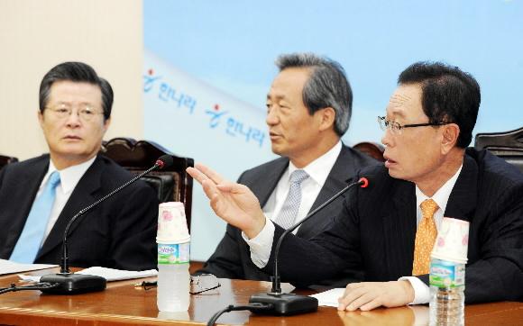 갈팡질팡 한나라당 한나라당의 박희태(오른쪽) 대표가 24일 여의도 당사에서 열린 최고위원·중진의원 연석회의에서 종부세 개편 등 정치 현안에 대해 발언하고 있다. 가운데는 정몽준·왼쪽은 허태열 최고위원. 김명국기자 daunso@seoul.co.kr