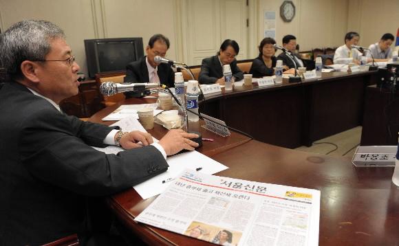 24일 서울 태평로1가 서울신문 대회의실에서 열린 22차 독자권익위원회 회의에서 위원들이 교육분야 보도의 문제점과 대안에 대해 의견을 제시하고 있다. 정연호기자 tpgod@seoul.co.kr