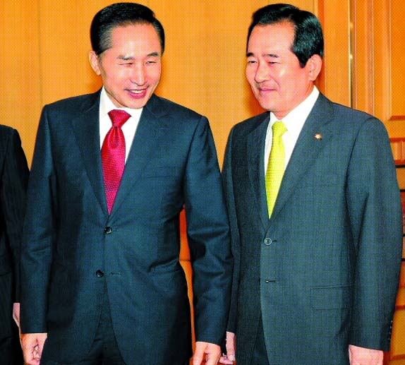 이명박 대통령이 25일 청와대에서 정세균 민주당 대표와 처음으로 오찬을 겸한 단독 회담을 갖기에 앞서 이야기를 나누고 있다. 최해국기자 seaworld@seoul.co.kr