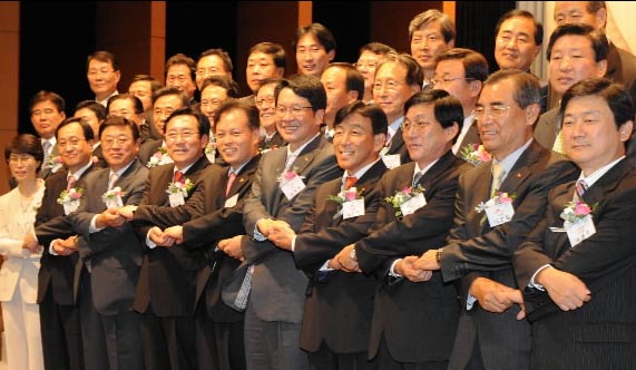 25일 서울 중구 남대문로 대한상공회의소에서 열린 ‘SK상생협력 및 공정거래 협약 선포식’에서 참석자들이 손을 잡고 환하고 웃고 있다. 손형준기자 boltagoo@seoul.co.kr