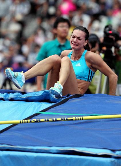 옐레나 이신바예바(러시아)가 25일 대구스타디움에서 열린 2008대구국제육상대회 여자 장대높이뛰기에서 4m75 도전에 실패한 뒤 울상을 짓고 있다. 대구 안주영기자 jya@seoul.co.kr