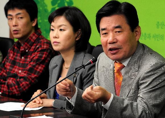 민주당 김진표(오른쪽) 최고위원이 28일 서울 여의도 당사에서 기자간담회를 갖고 정부의 종부세 완화 방침에 대해 반대 입장을 밝히고 있다. 김명국기자 daunso@seoul.co.kr