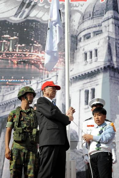 서울 수복 58주년을 맞은 28일 해병대사령부가 서울용산 전쟁기념관에서 개최한 기념행사에서 당시 소대장을 맡았던 이서근(가운데) 예비역 대령이 최문종(왼쪽) 병장, 서후덕 어린이와 함께 국기 게양 재연식을 선보이고 있다. 이호정기자 hojeong@seoul.co.kr