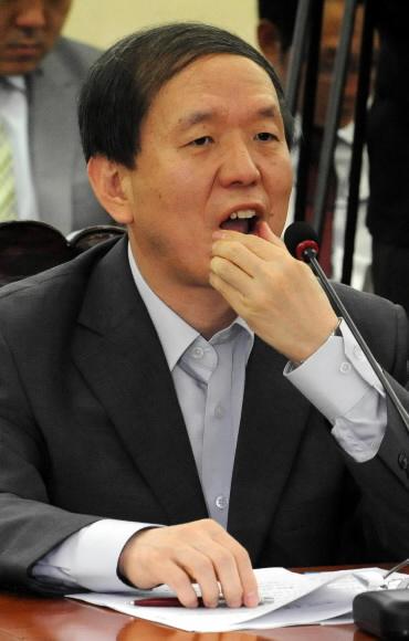 윤여표 식약청장이 29일 한나라당 최고위원회에서 최고위원들의 질타를 받자 난감한 표정을 짓고 있다. 이언탁기자 utl@seoul.co.kr
