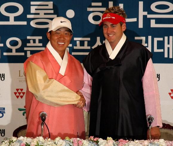 한국 내셔널타이틀에 도전하는 앤서니 김(왼쪽)이 30일 한국오픈골프선수권대회 기자회견을 마친 뒤 함께 출전하는 이언 폴터(잉글랜드)와 한복을 곱게 차려 입고 선전을 다짐하는 굳은 악수를 나누고 있다. 코오롱 엘로드 제공