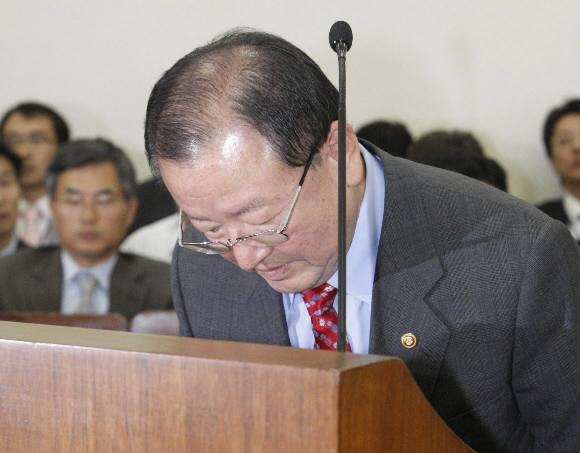 강만수 기획재정부 장관이 29일 국회 기획재정위원회에 출석, 내년도 세출예산안과 관련한 답변을 하기에 앞서 의원들에게 인사하고 있다. 김명국기자 daunso@seoul.co.kr