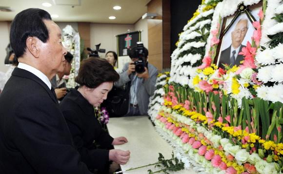김영삼 전 대통령이 30일 별세한 부친 김홍조옹의 빈소가 차려진 경남 마산시 삼성병원에서 부인 손명순 여사와 함께 헌화한 뒤 영정을 바라보고 있다. 마산 연합뉴스
