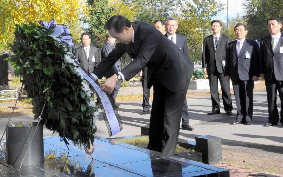 이범진 공사 순국비 헌화   러시아를 공식 방문 중인 이명박 대통령이 30일 오후(현지시간) 상트페테르부르크를 방문, 이범진 공사 순국비에 헌화하고 있다. 이범진 공사는 대한제국 시절인 1900년 특명전권대사로 상트페테르부르크에 부임해 국권회복운동을 전개하다 한일병합이 되자 1911년 자결했다. 상트페테르부르크 최해국기자 seaworld@seoul.co.kr