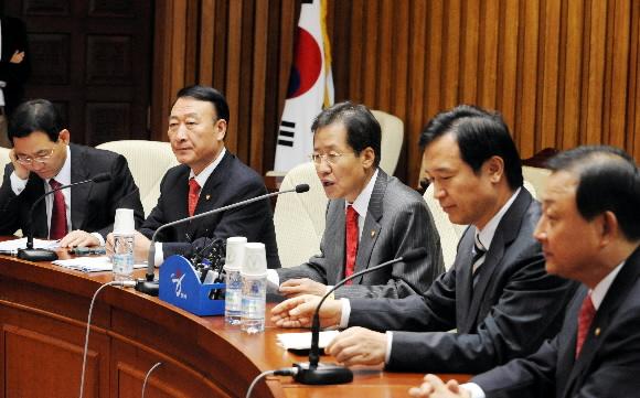 한나라당 홍준표(가운데) 원내대표가 30일 국회에서 원내대책회의를 갖고 ‘반값아파트’ 법안 제출 등 정치 현안에 대한 입장을 밝히고 있다. 김명국기자 daunso@seoul.co.kr