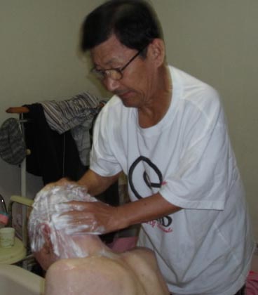 3년째 ‘노노케어’ 봉사를 하고 있는 황공화(오른쪽)씨가 1일 뇌경색으로 쓰러진 뒤 제대로 움직이지 못하게 된 박원목씨를 찾아 정성스레 목욕시켜 주고 있다.