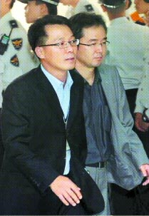 서울중앙지검 형사3부 소속 검사와 수사관들이 2일 스스로 목숨을 끊은 탤런트 최진실씨에 대한 검시를 위해 서울 서초구 잠원동 최씨 자택으로 들어가고 있다. 안주영기자 jya@seoul.co.kr