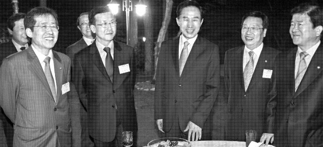 이명박 대통령이 2일 청와대에서 열린 여야 원내대표단·정책위의장단과의 만찬에 앞서 이야기를 나누고 있다. 왼쪽부터 홍준표 한나라당 원내대표, 원혜영 민주당 원내대표, 이 대통령, 권선택 선진과 창조의 모임 원내대표, 박병석 민주당 정책위의장. 최해국기자 seaworld@seoul.co.kr